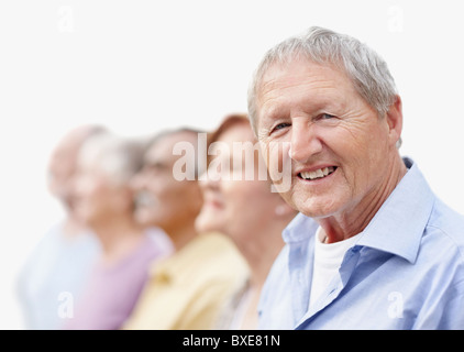 Gruppe von Senioren, die in einer Reihe Stockfoto