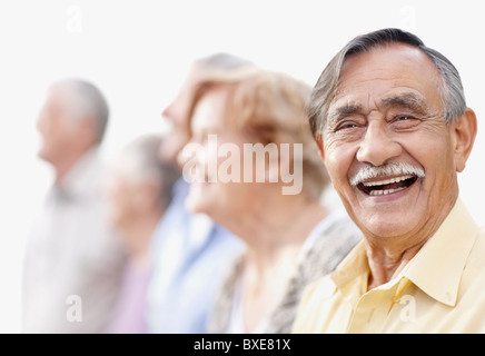 Gruppe von Senioren, die in einer Reihe Stockfoto
