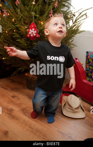 20 Monate alten Baby-junge trägt ein schwarzes T-shirt, Hampshire, England, Vereinigtes Königreich. Stockfoto