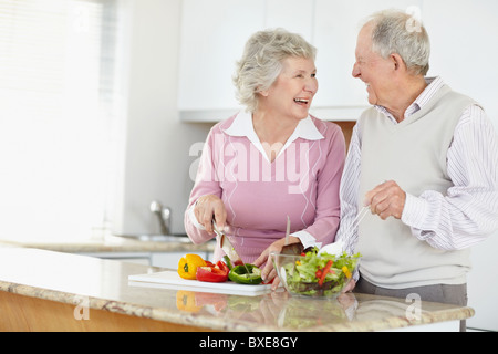 Älteres Paar zusammen Salat vorbereiten Stockfoto