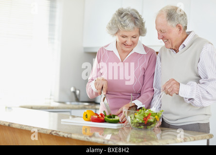Älteres Paar zusammen Salat vorbereiten Stockfoto