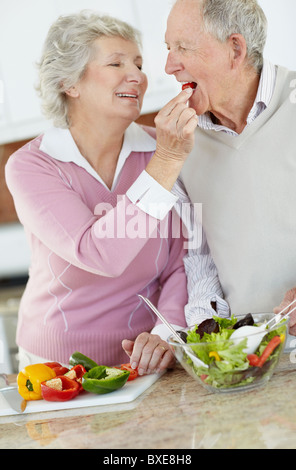 Älteres Paar zusammen Salat vorbereiten Stockfoto