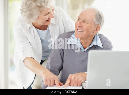 Älteres paar Papierkram zusammen zu machen Stockfoto