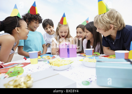 Kinder auf einer Geburtstagsfeier Stockfoto