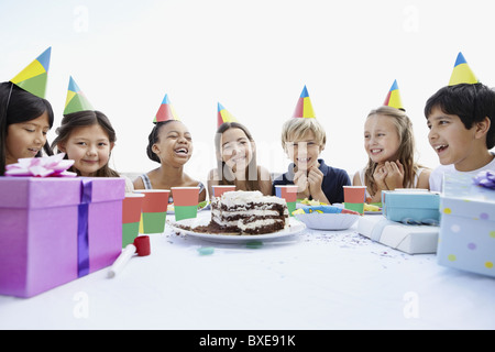 Gruppe von Kindern bei einer Geburtstagsparty Stockfoto