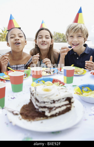 Kinder essen Geburtstagskuchen Stockfoto