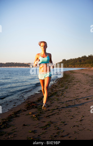 Frau am Strand Stockfoto