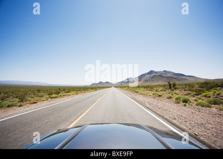 Auto fahren auf der Autobahn durch die Wüste Stockfoto