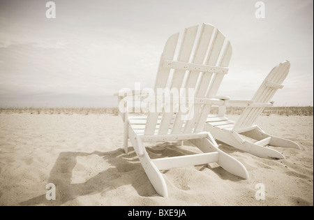 Adirondack Stühle am Strand Stockfoto