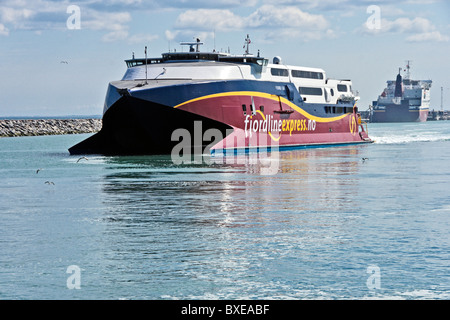 Faehrhafen high-Speed Auto und Personenfähre Fjord Cat Hirtshals Hafen in Jütland Dänemark auf dem Weg nach Kristiansand verlassen Stockfoto