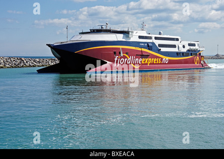 Faehrhafen high-Speed Auto und Personenfähre Fjord Cat Hirtshals Hafen in Jütland Dänemark auf dem Weg nach Kristiansand verlassen Stockfoto