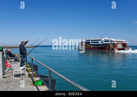 Faehrhafen high-Speed Auto und Personenfähre Fjord Cat Hirtshals Hafen in Jütland Dänemark auf dem Weg nach Kristiansand verlassen Stockfoto