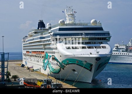 Norwegian Cruise Line Kreuzfahrtschiff Norwegian Jade vor Anker in Piräus-Griechenland Stockfoto