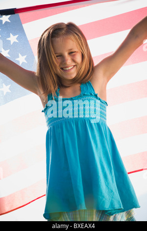 Junges Mädchen halten amerikanische Flagge Stockfoto