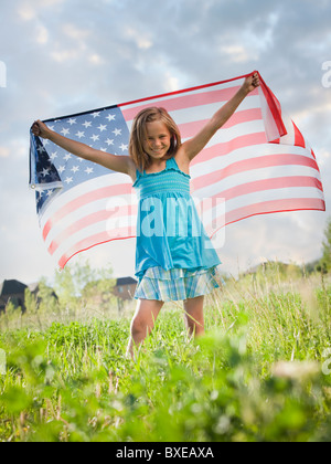 Junges Mädchen halten amerikanische Flagge Stockfoto