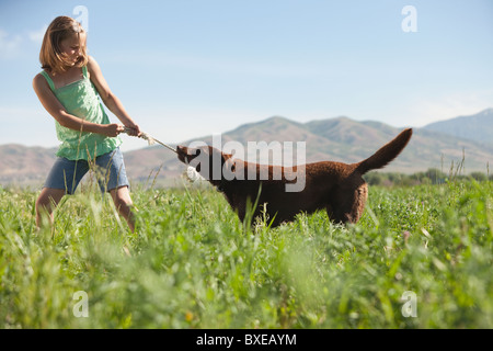 Junge Mädchen spielen mit Hund Stockfoto