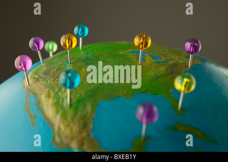 Push-Pins auf Globus Stockfoto