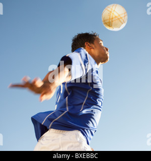 Fußball-Spieler den Ball in Richtung Stockfoto