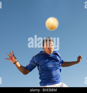 Fußball-Spieler den Ball in Richtung Stockfoto