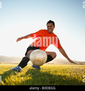 Fußball-Spieler den Ball Stockfoto