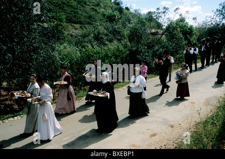 Anwohner in regionaler Tracht gekleidet finden ihren Weg zu einem Veranstaltungsort für Konzerte während der Algarve nationalen Folklore-Festival Stockfoto