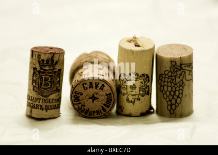 4 Korken vor weißem Hintergrund Stockfoto