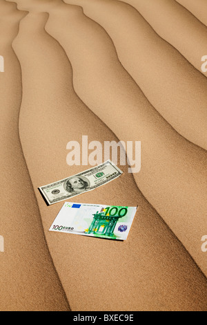 Geld auf Sand in der Wüste Stockfoto