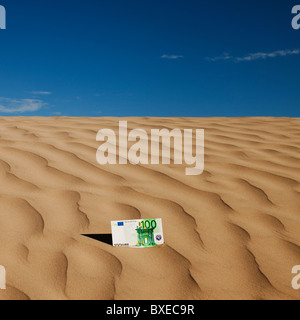 100 Euro-Schein auf Sand in der Wüste Stockfoto