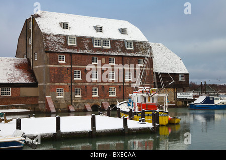 Schnee bedeckt gelb kommerziellen Shell Fischkutter vertäut Kai am Ashlett Mühle Southampton Water Stockfoto