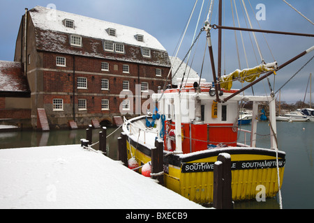 Schnee bedeckt gelb kommerziellen Shell Fischkutter vertäut Kai am Ashlett Mühle Southampton Water Stockfoto