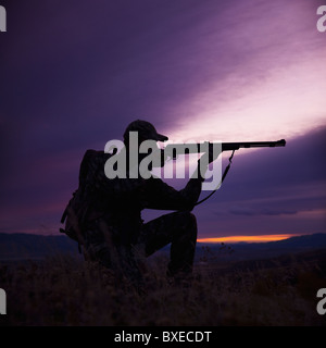 Jäger sein Gewehr zeigt Stockfoto