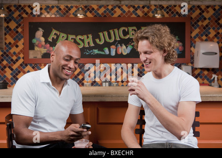 Kunden in Saftbar Stockfoto