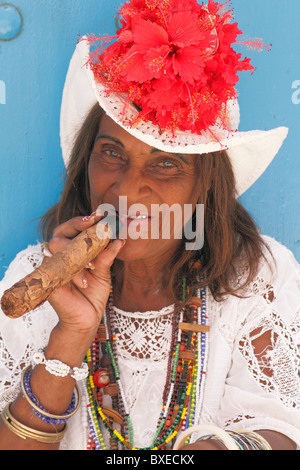 Traditionelle kubanische Seniorin gekleidet mit Zigarre Blick in die Kamera, Porträt, Havanna, Kuba, Oktober 2010 Stockfoto