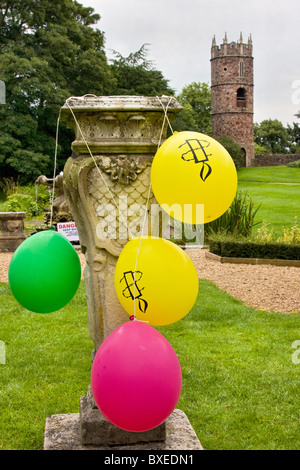 Amnesty International Luftballons hängen von steinernen Sonnenuhr im Goldney House in Clifton Bristol auf der jährlichen Gartenparty Stockfoto