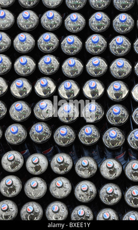 Pepsi Flaschen auf UK-Supermarkt-Regale gestapelt. Stockfoto