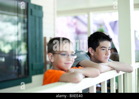 Zwei jungen Blick über Geländer Stockfoto