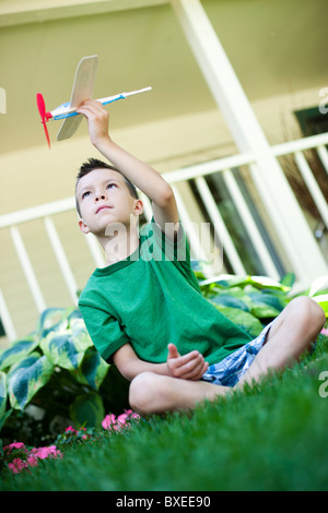 Kleiner Junge spielt mit Spielzeugflugzeug Stockfoto