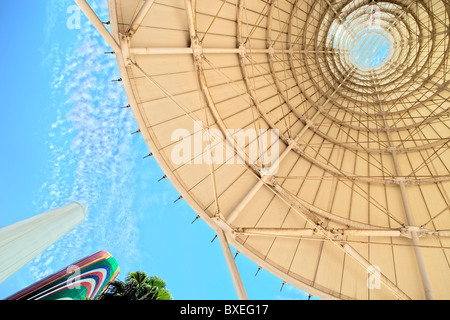 Innenraum der weißen Türme in der Avenue of Europe, Expo 92, Sevilla, Spanien Stockfoto