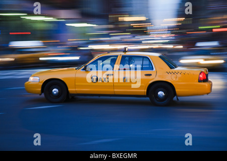 Taxi Taxi fahren am Abend Stockfoto