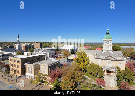 Skyline und Rathaus der Innenstadt von Athen, Georgia. Stockfoto