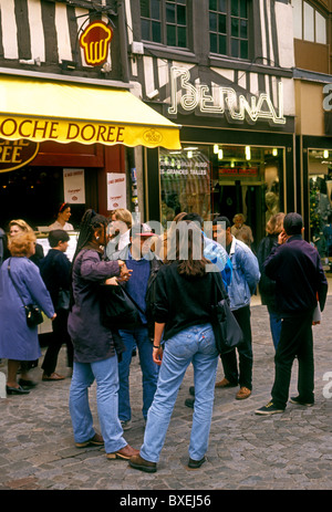 Franzosen, Französisch sprechende Leute, Rue du Gros Horloge, Stadt Rouen, Haute-Normandie, Frankreich, Europa Stockfoto