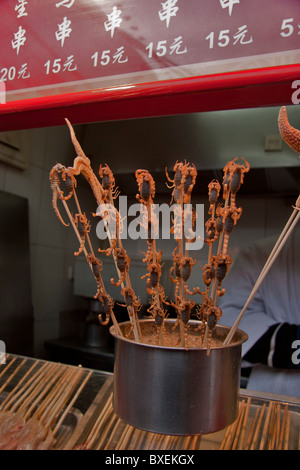 Aufgespießt Fleisch im Lebensmittel Markt, Wangfujing Street, Beijing, China Stockfoto