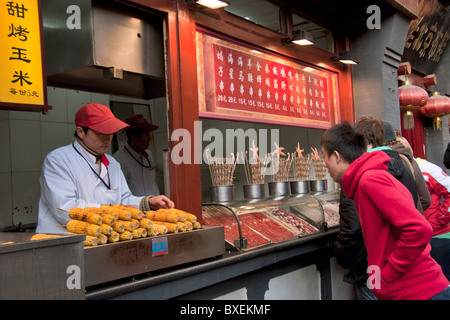 Lebensmittelmarkt in der Wangfujing Street, Beijing, China Stockfoto