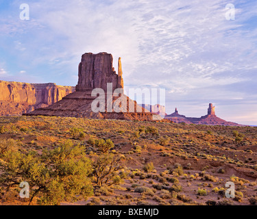 Westen Mitten in frühen Sonne, Monument Valley Navajo Tribal Park Navajo Indian Reservation, Utah und Arizona, USA Stockfoto