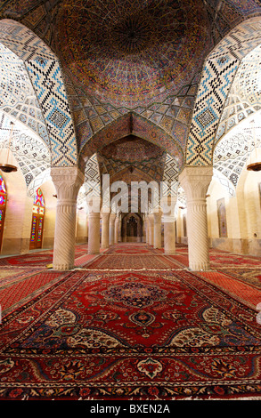 Innere des Winter Gebetssaal der Nazir Ul Mulk Moschee, Shiraz, Iran Stockfoto