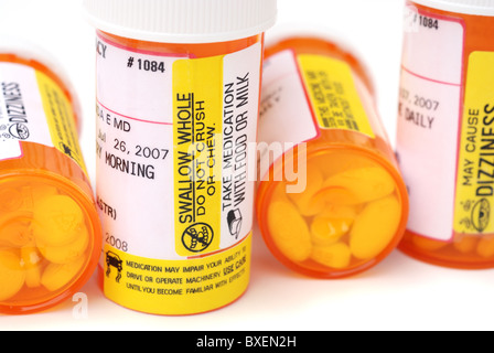 Verschreibungspflichtige Medizin-Flaschen mit Etiketten Kurztrip Informationen über mögliche Nebenwirkungen Warnung betrifft vom Einsatz der Medikamente. Stockfoto