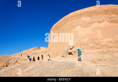 Reisegruppe zu Fuß zu einem Turm des Schweigens, Zoroastrian Gräberfeld in Yazd, Iran Stockfoto