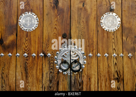 Alte Holztüren mit Dekoration, Seoul, Südkorea Stockfoto