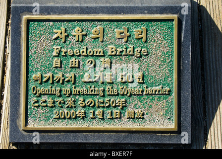 Gedenktafel an der Freiheitsbrücke der Koreanische Demilitarized Zone Stockfoto