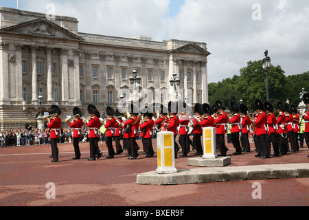 Die Wachablösung vor dem Buckingham Palace Stockfoto